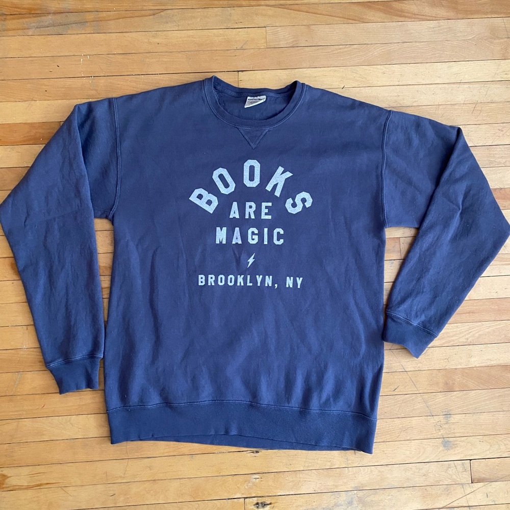 Books are magic sweatshirt sz M